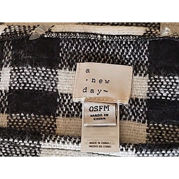 A New Day Womens Poncho One Size Fits Most Black/White Plaid Fringe Hem - Picture 9 of 9
